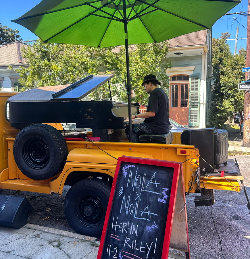 Street piano performance